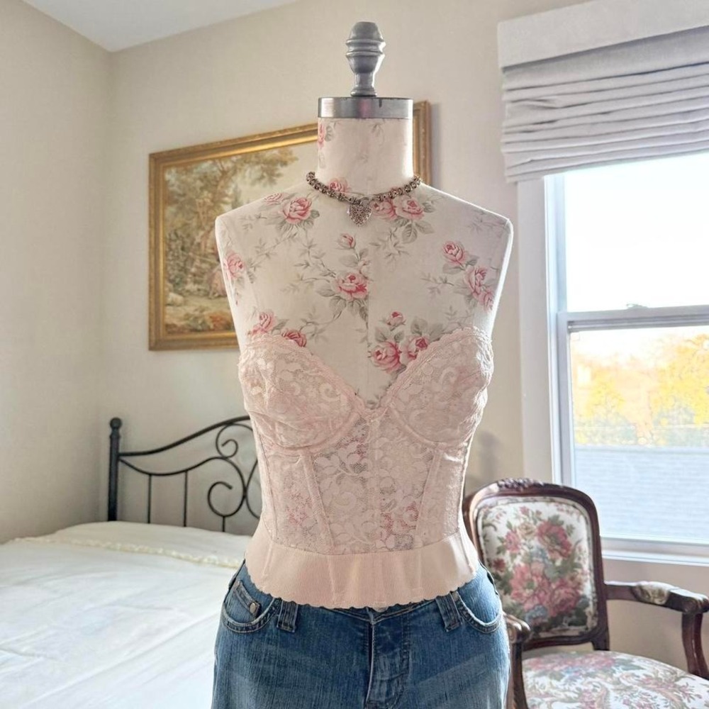 lace‎ corset top

Y2K blush lace corset bustier top Carnial 34C